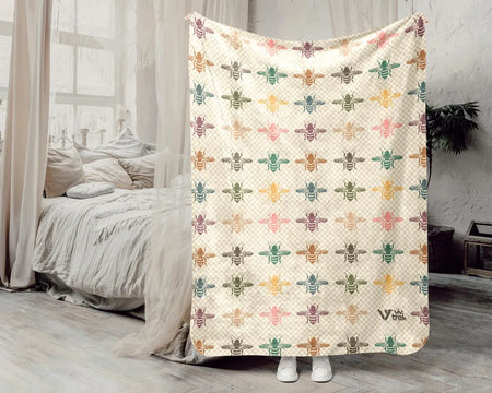 Bee Gift Blanket | Vintage Bee Lover Throw | Retro Fleece Blanket | Cozy Bee Graphic Present | Unique Nature Lover Gift for Home