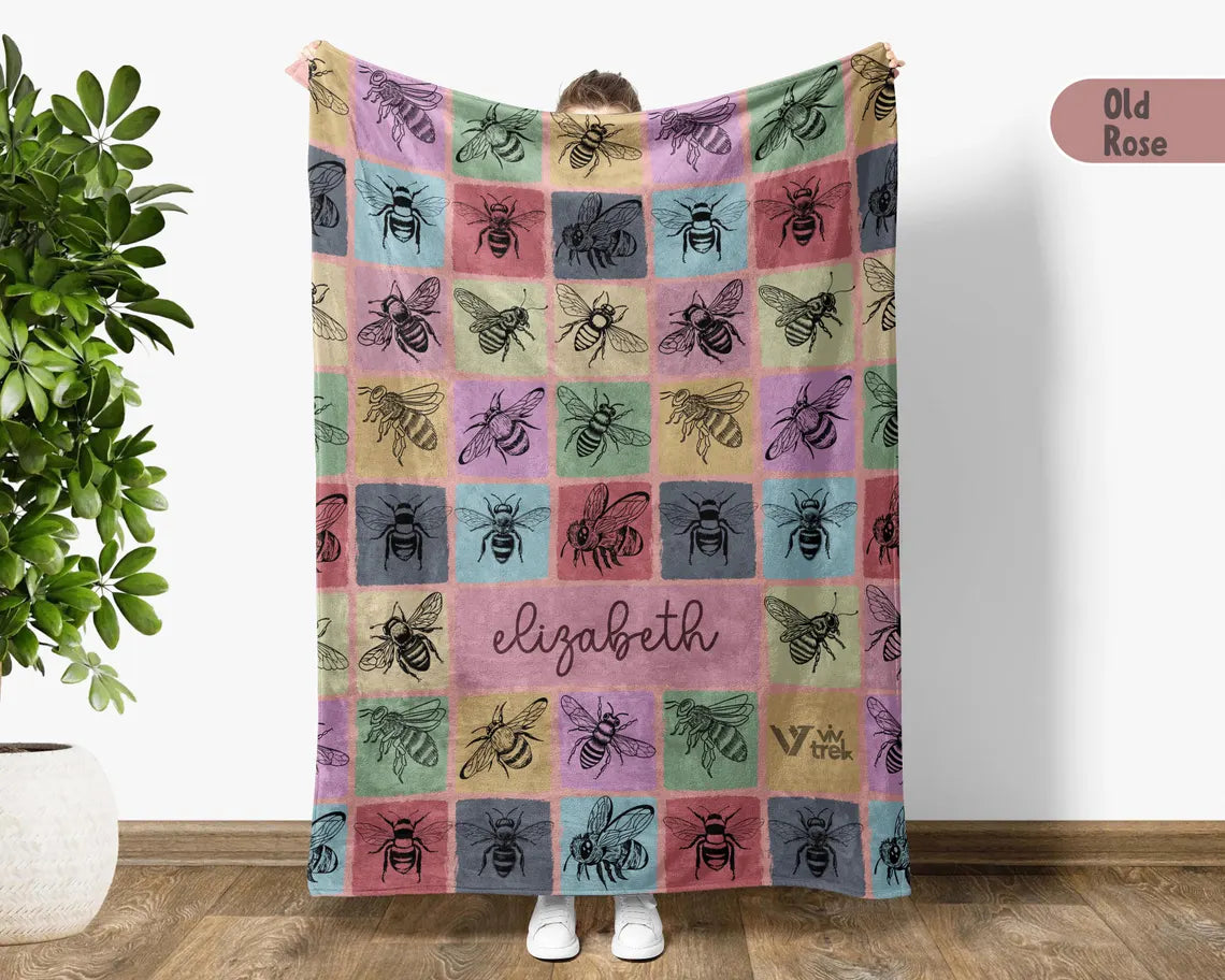 Custom Name Bee Gift Blanket | Vintage Personalized Bee Lover Throw | Retro Animal Fleece Blanket | Cozy Bee Lover Gift for Home Decor