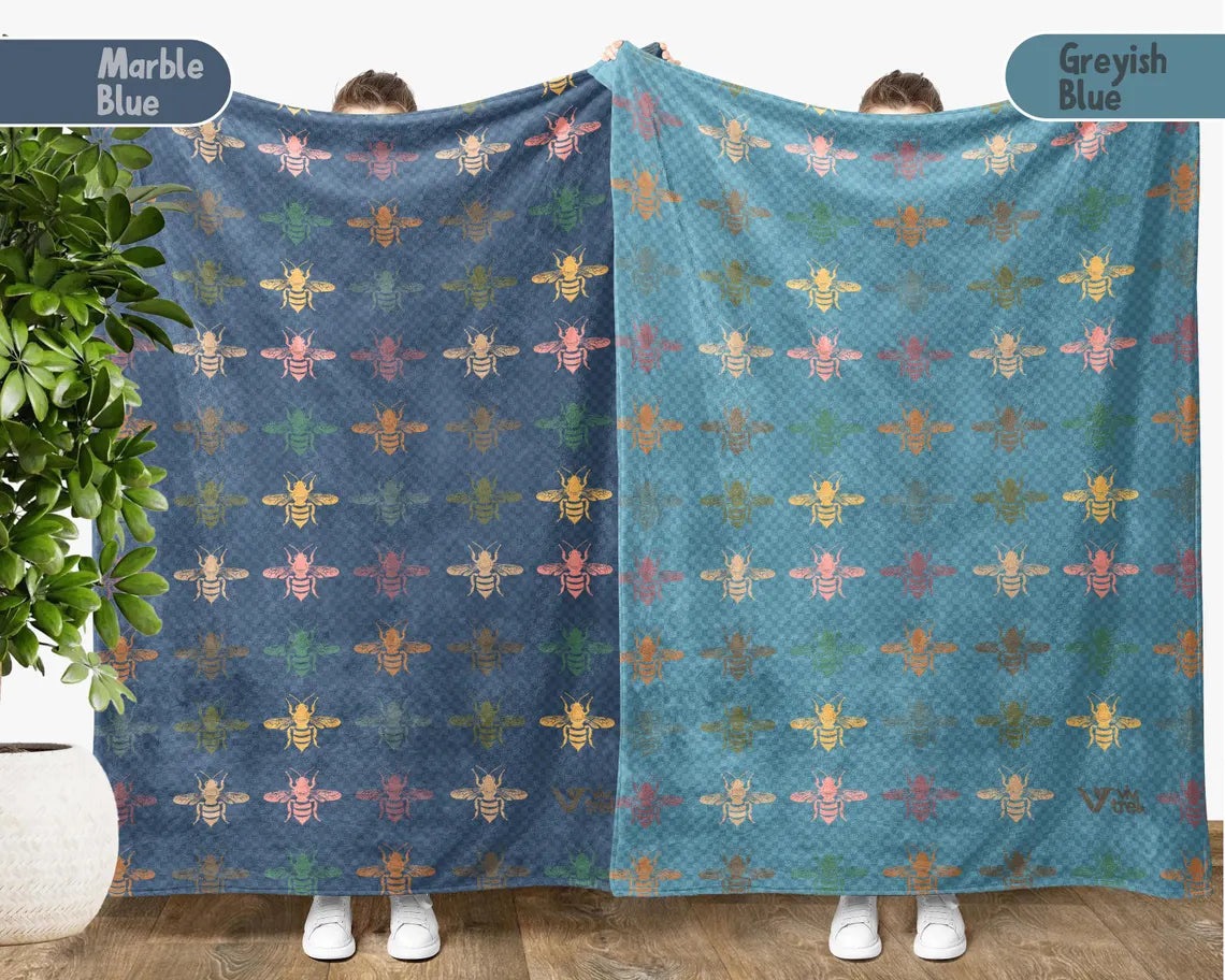 Bee Gift Blanket | Vintage Bee Lover Throw | Retro Fleece Blanket | Cozy Bee Graphic Present | Unique Nature Lover Gift for Home