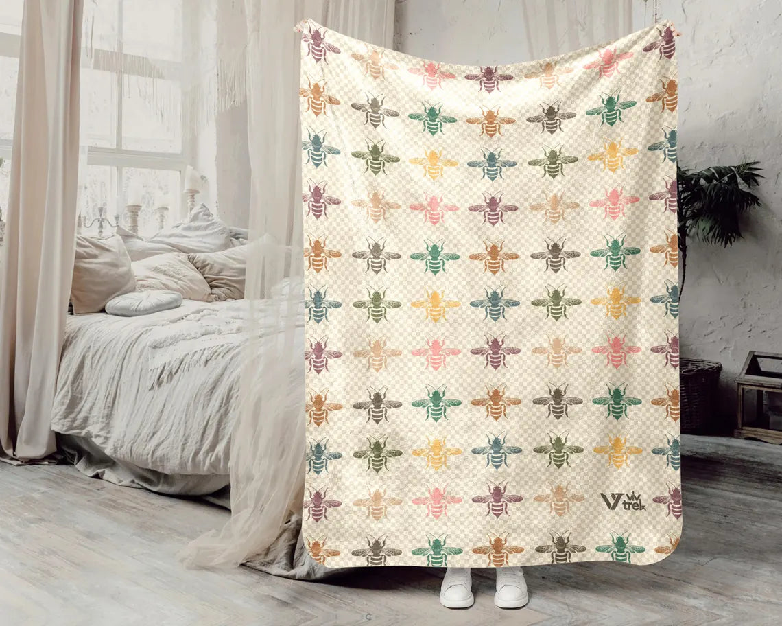 Bee Gift Blanket | Vintage Bee Lover Throw | Retro Fleece Blanket | Cozy Bee Graphic Present | Unique Nature Lover Gift for Home