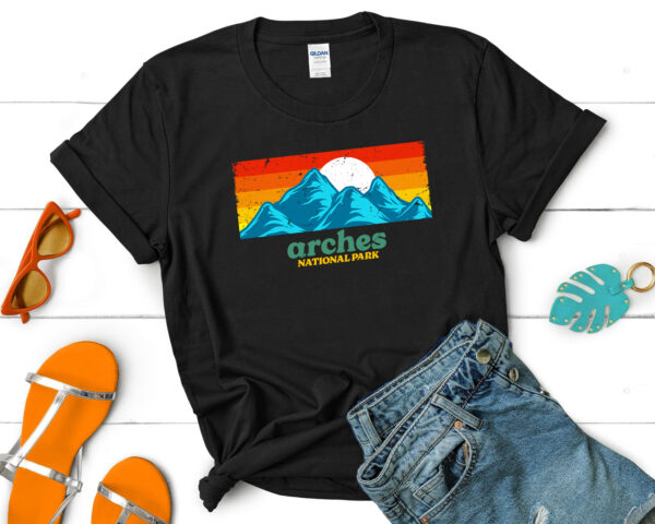 Retro Arches National Park Utah Souvenirs T-shirt